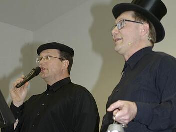 Das Duo "Hallelujah" mit (v.l.) Harald Drescher und Pfarrer Thomas Echenbacher schoss humorige Pfeile in Richtung Kirche. Foto: Winfried Ehling