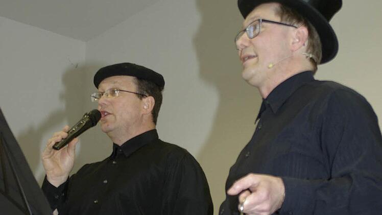 Das Duo "Hallelujah" mit (v.l.) Harald Drescher und Pfarrer Thomas Echenbacher schoss humorige Pfeile in Richtung Kirche. Foto: Winfried Ehling