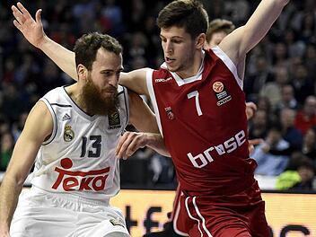 Bambergs Youngster Aleksej Nikolic (r.) stand in Madrid knapp zwei Minuten auf dem Feld und versuchte, Sergio Rodriguez zu stoppen. Foto: dpa