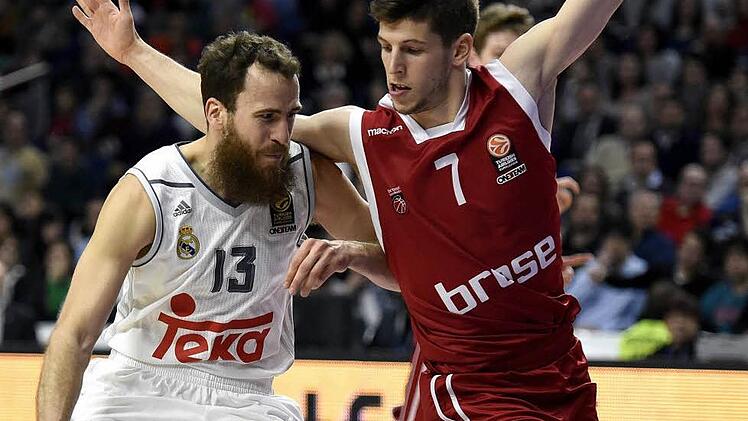 Bambergs Youngster Aleksej Nikolic (r.) stand in Madrid knapp zwei Minuten auf dem Feld und versuchte, Sergio Rodriguez zu stoppen. Foto: dpa