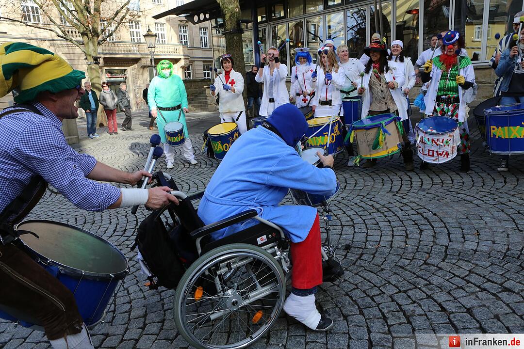 Gaudiwurm: Narren feiern in Coburg