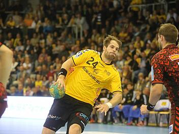 Vorbild Nico Büdel: Der wurfgewaltige Rückraumspieler ist seit Wochen der große Leistungsträger im HSC-Team. Viele junge Handballer in der Region wollen ihm nacheifern. Im Bild eine Szene aus dem Spiel gegen die Füchse Berlin. Foto: Timo Geldner