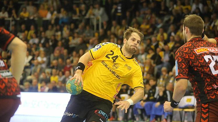 Vorbild Nico Büdel: Der wurfgewaltige Rückraumspieler ist seit Wochen der große Leistungsträger im HSC-Team. Viele junge Handballer in der Region wollen ihm nacheifern. Im Bild eine Szene aus dem Spiel gegen die Füchse Berlin. Foto: Timo Geldner
