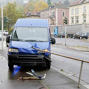 Unfall in Würzburg: Metallstange durchbohrt Kleintransporter