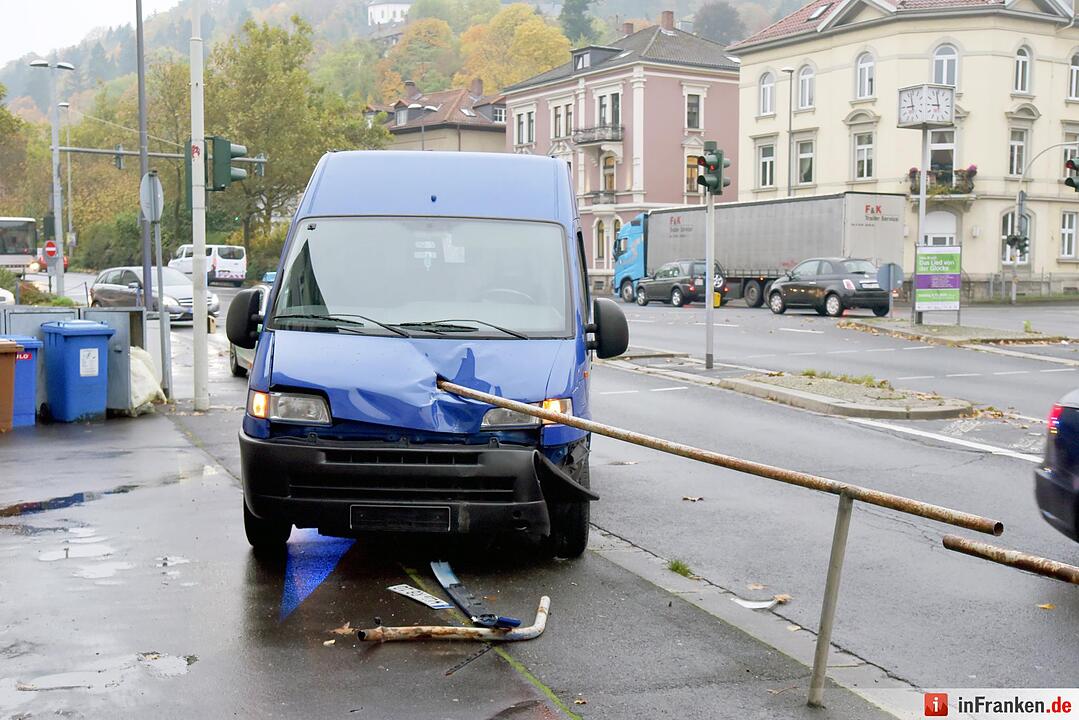 Unfall in Würzburg: Metallstange durchbohrt Kleintransporter