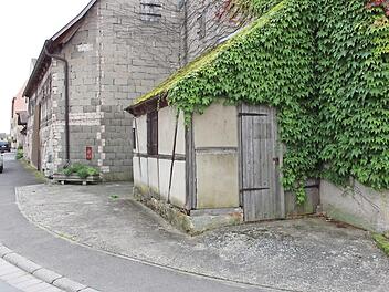 Mit wildem Wein bewachsen ist die alte Viehwaage derzeit.  Foto: Evi Seeger