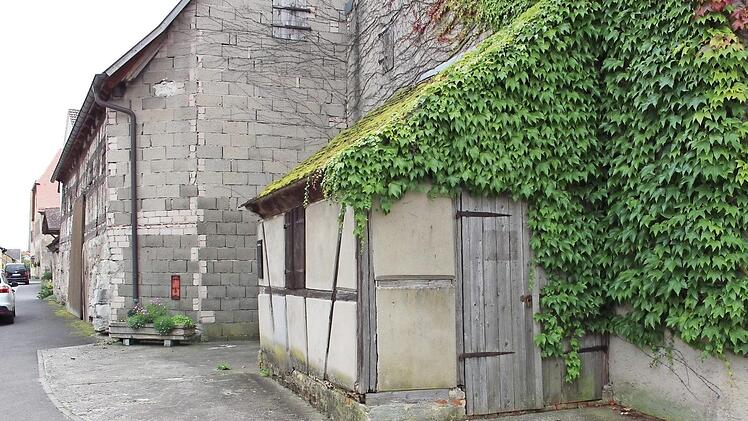 Mit wildem Wein bewachsen ist die alte Viehwaage derzeit.  Foto: Evi Seeger