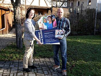 Oliver Kundler und Fabienne Geißdörfer mit dem neuen VHS-ProgrammRichard Sänger