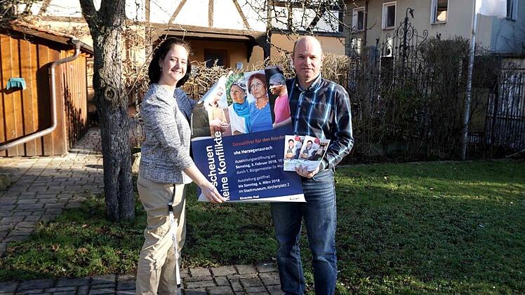Oliver Kundler und Fabienne Geißdörfer mit dem neuen VHS-ProgrammRichard Sänger