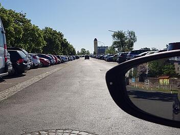 Eine schöne breite schnurgerade Asphaltstrecke bietet der Tränkberg-Parkplatz in Haßfurt. Zur Nachtzeit verleitet das einige junge Autofahrer offensichtlich zu motorisiertem Kräftemessen. Nicht mehr lange.Brigitte Krause