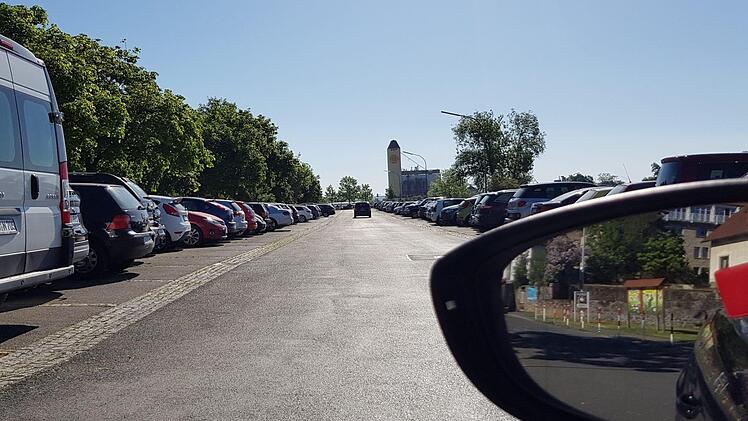 Eine schöne breite schnurgerade Asphaltstrecke bietet der Tränkberg-Parkplatz in Haßfurt. Zur Nachtzeit verleitet das einige junge Autofahrer offensichtlich zu motorisiertem Kräftemessen. Nicht mehr lange.Brigitte Krause