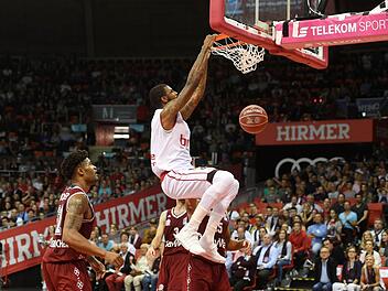 Dorell Wright (r) von Bamberg mit Korberfolg, w&auml;hrend Devin Booker (l) zusieht. Foto: Tobias Hase/dpa