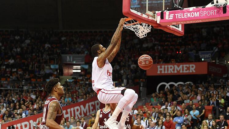 Dorell Wright (r) von Bamberg mit Korberfolg, w&auml;hrend Devin Booker (l) zusieht. Foto: Tobias Hase/dpa