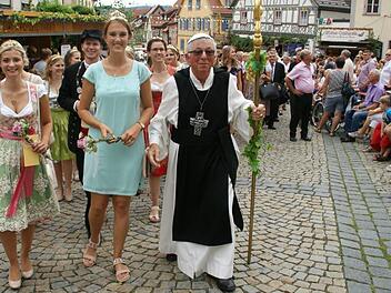 Weinprinzessin Elisabeth Goger (links) verlieh dem Zeiler Weinfest majestätischen Glanz.Sabine Weinbeer