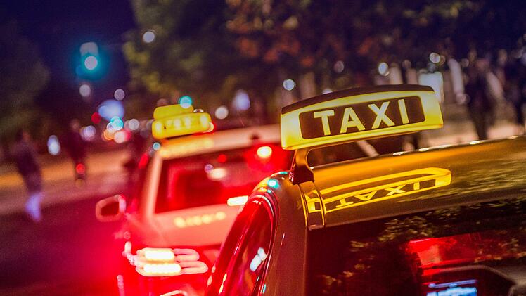 Das Paar verhielt sich äußerst unverschämt gegenüber dem Taxifahrer. Symbolfoto: Lino Mirgeler/dpa