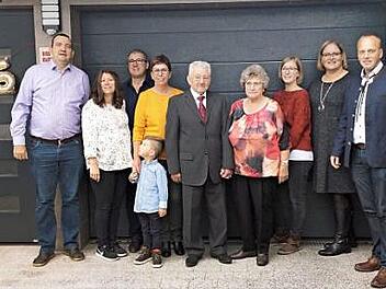 Paul Wachter (Mitte) mit seiner Familie und B&uuml;rgermeister Thomas L&ouml;ffler (rechts) Foto: Hubert Martin