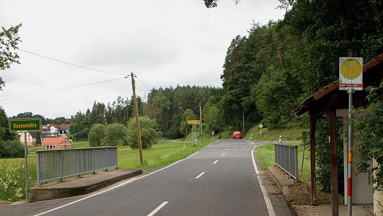 In die Staatsstraße 2281, die bis zum Ortsteil Kottendorf neu ausgebaut wird, mündet hier im Vordergrund die HAS 59 von Salmsdorf kommend ein.