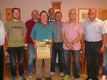 Eine hohe Ehrung und Vorstandswahlen gab es beim Kleintierzuchtverein Neukenroth. Unser Bild zeigt das neue Ehrenmitglied Johann Kohles (mit Urkunde) im Kreis der Führungsmannschaft.