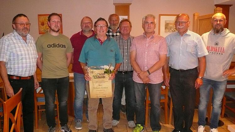 Eine hohe Ehrung und Vorstandswahlen gab es beim Kleintierzuchtverein Neukenroth. Unser Bild zeigt das neue Ehrenmitglied Johann Kohles (mit Urkunde) im Kreis der Führungsmannschaft.