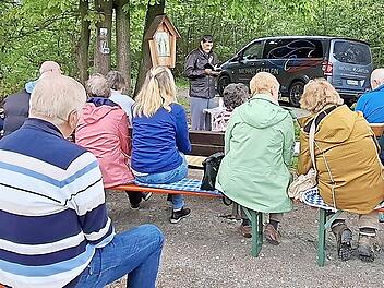 Helmut Fiedler f&uuml;hrte durch die Maiandacht am Eltschigkreuz neben dem Gottesgartenrundweg