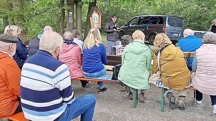 Helmut Fiedler f&uuml;hrte durch die Maiandacht am Eltschigkreuz neben dem Gottesgartenrundweg