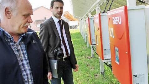 Konrad Dresel und Jürgen Fiedler (v. l.) kontrollieren die Technik. Foto: Josef Hofbauer