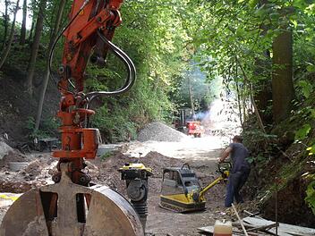 Die Arbeiten an der Gemeindeverbindungsstraße zwischen Viereth und Tütschengereuth sind voll in Gang. Foto: Anette Schreiber
