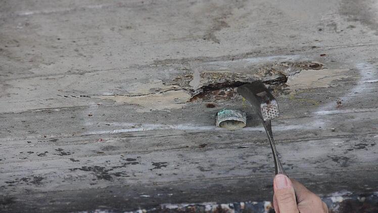 Der Beton bröselt.