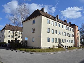 Der Wohnbau-Block Sudetenstraße 2a und b wird abgerissen. Der dahinter sichtbare Block Schlesierstraße 25a und b wird saniert. Foto: Rainer Lutz