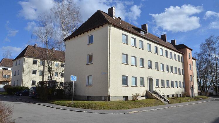 Der Wohnbau-Block Sudetenstraße 2a und b wird abgerissen. Der dahinter sichtbare Block Schlesierstraße 25a und b wird saniert. Foto: Rainer Lutz