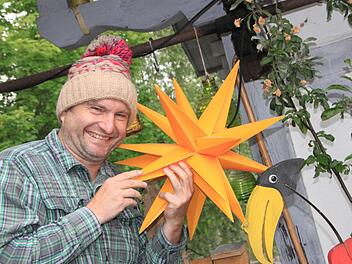Helmut Vorndran mit Mütze und Stern - die weihnachtlichen Accessoires weisen kabarettistisch auf den rabenschwarzen Inhalt des neuen Frankenkrimis hin. Foto: Matthias Einwag