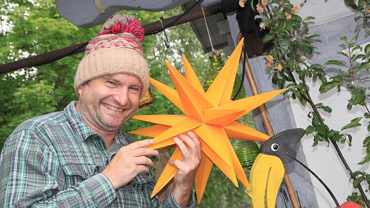Helmut Vorndran mit Mütze und Stern - die weihnachtlichen Accessoires weisen kabarettistisch auf den rabenschwarzen Inhalt des neuen Frankenkrimis hin. Foto: Matthias Einwag
