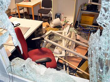 Bei einem Streit zwischen Flüchtlingen in der Landeserstaufnahmestelle in Suhl wurden 17 Menschen verletzt. Auch die Büroräume wurden stark beschädigt.  Foto: Foto: Martin Wichmann/dpa