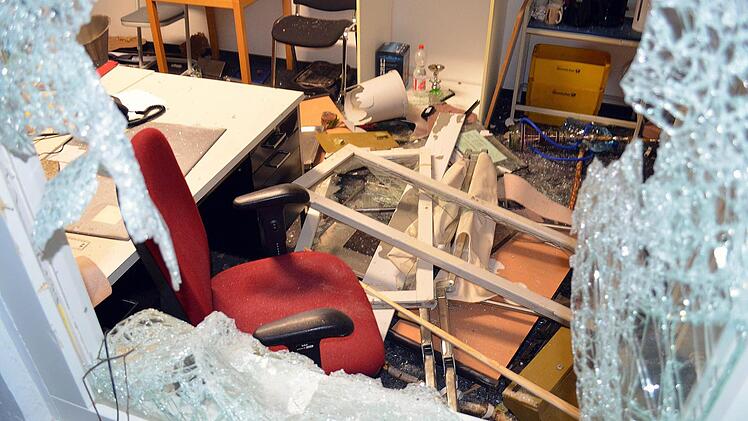 Bei einem Streit zwischen Flüchtlingen in der Landeserstaufnahmestelle in Suhl wurden 17 Menschen verletzt. Auch die Büroräume wurden stark beschädigt.  Foto: Foto: Martin Wichmann/dpa