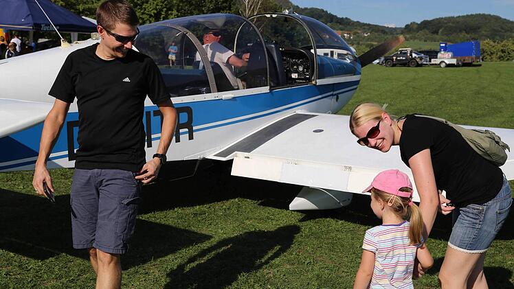 Die kleine Svenja hat mit ihren Eltern aus Kersbach den Flug gut überstanden. Foto: Franz Galster