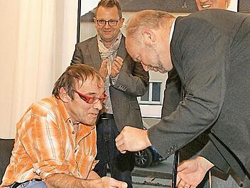 "Spaß hat's gemacht", erklärte Helmut Böhm, als er sein silbernes Sportabzeichen in Empfang nehmen konnte. Er wird auf jeden Fall auch 2016 beim inklusiven Sportabzeichen dabei sein. Fotos: Sabine Weinbeer