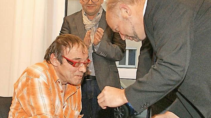 "Spaß hat's gemacht", erklärte Helmut Böhm, als er sein silbernes Sportabzeichen in Empfang nehmen konnte. Er wird auf jeden Fall auch 2016 beim inklusiven Sportabzeichen dabei sein. Fotos: Sabine Weinbeer