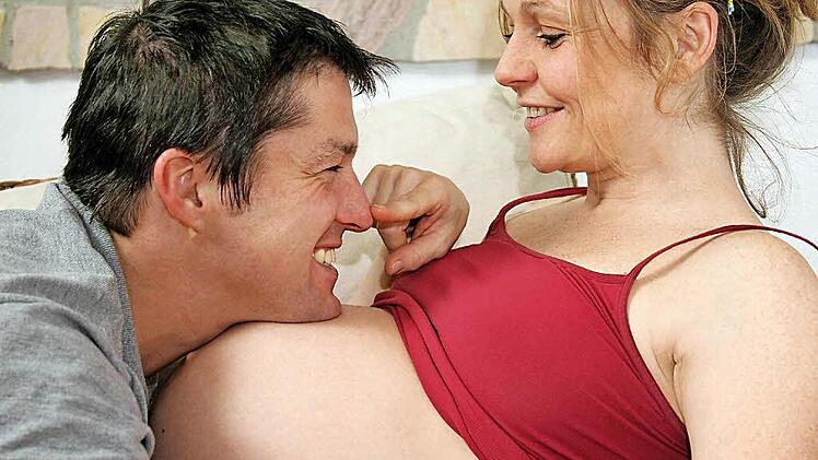 Damit sich die beiden aufs Kind freuen können, sollte sie auf Alkohol verzichten.  Foto: Archiv