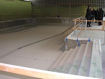 Noch Baustelle, aber zum 15. September wird's eröffnet: Eberns neues Hallenbad. Foto: Ralf Kestel
