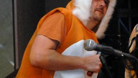 Erster Vorsitzender Thomas "Smiley" Schönfelder stand desöfteren, natürlich verkleidet, selbst auf der Bühne, wie hier 2011.  Foto: B. Panzer