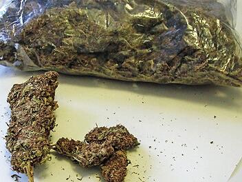 Mit 500 Gramm Marihuana auf dem Rücksitz ihres Autos fuhren die beiden Angeklagten durch die Gegend - und prompt in eine Polizeikontrolle. Symbolfoto: Christopher Schulz