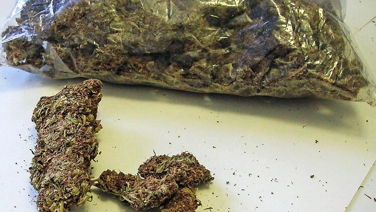 Mit 500 Gramm Marihuana auf dem Rücksitz ihres Autos fuhren die beiden Angeklagten durch die Gegend - und prompt in eine Polizeikontrolle. Symbolfoto: Christopher Schulz