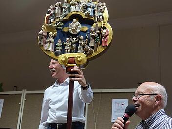 Ein Sinnbild des Glaubens ist diese Figurentafel, die auf der Wallfahrt getragen wird. Gerd Schaar