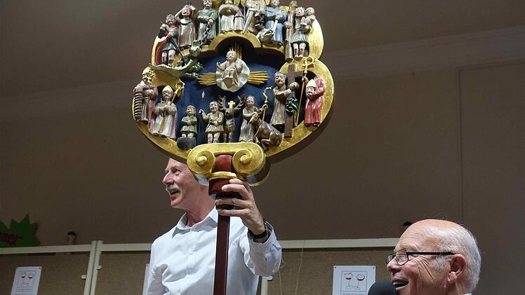 Ein Sinnbild des Glaubens ist diese Figurentafel, die auf der Wallfahrt getragen wird. Gerd Schaar