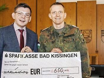 Bürgermeister Warmuth (links) empfängt den Scheck aus den Händen von Oberstabsfeldwebel Münz (rechts).  Foto: Patrik Böhmer