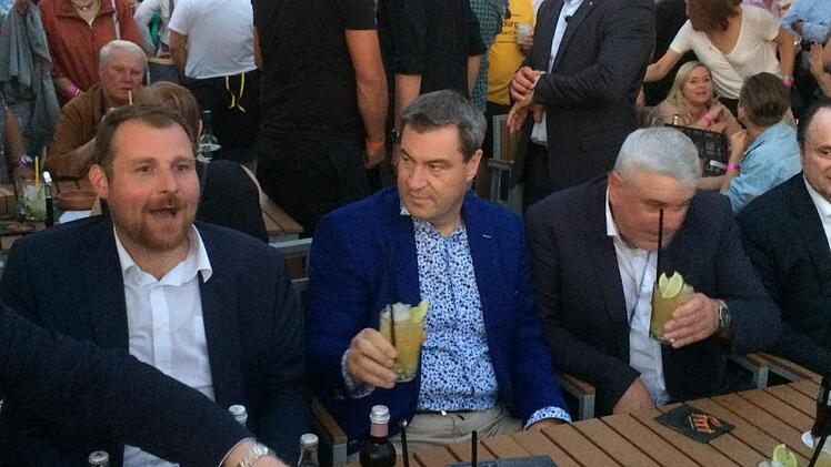 CSU-Landtagskandidat Martin Mittag, Markus Söder und Coburgs OB Norbert Tessmer (von links) im VIP-Bereich des Samba-Festivals.Oliver Schmidt