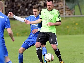 Hammerbachs Ingo H&ouml;ps (rechts) erzielte das zwischenzeitliche 3:3 gegen Frauenaurach. Hammerbach gewann 4:3 und sorgt so f&uuml;r gro&szlig;e Abstiegssorgen beim Gegner. Archivfoto: herzopress