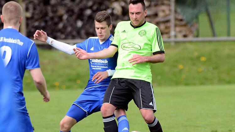 Hammerbachs Ingo H&ouml;ps (rechts) erzielte das zwischenzeitliche 3:3 gegen Frauenaurach. Hammerbach gewann 4:3 und sorgt so f&uuml;r gro&szlig;e Abstiegssorgen beim Gegner. Archivfoto: herzopress