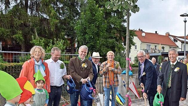 Sie pflanzten aus Anlass des Jubil&auml;ums eine Silberlinde, von links: Barbara Ksinski vom Kindergarten W&uuml;lflingen, Guntram Ulsamer, Gesch&auml;ftsf&uuml;hrer des Gartenbau-Kreisverbandes, MdL Steffen Vogel, Vorsitzender Josef Zenker, Zweiter Vorsitzender Andreas M&uuml;ller, B&uuml;rgermeister G&uuml;nther Werner und der Vorsitzende des Bezirksverbandes Unterfranken f&uuml;r Gartenbau und Landespflege, Otto H&uuml;nnerkopf.  Fotos: Ulrike Langer