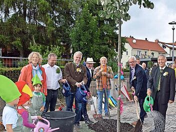 Sie pflanzten aus Anlass des Jubiläums eine Silberlinde, von links: Barbara Ksinski vom Kindergarten Wülflingen, Guntram Ulsamer, Geschäftsführer des Gartenbau-Kreisverbandes, MdL Steffen Vogel, Vorsitzender Josef Zenker, Zweiter Vorsitzender Andreas Müller, Bürgermeister Günther Werner und der Vorsitzende des Bezirksverbandes Unterfranken für Gartenbau und Landespflege, Otto Hünnerkopf.  Fotos: Ulrike Langer